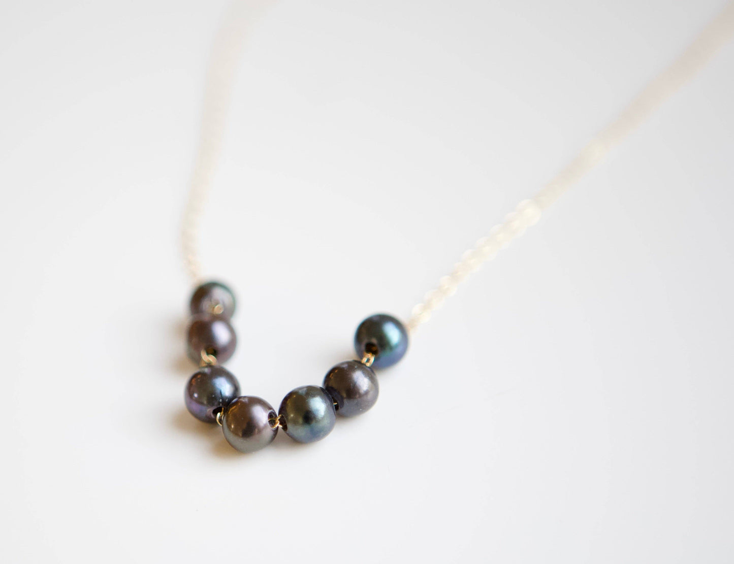 Creations by Kristel - Collier en or rempli de code Morse "MOM" avec perles de paon - Longueur de 45,7 cm